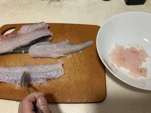 一鱼三吃 鲮鱼饼 鲮鱼汤 蒸土鲮鱼的做法 步骤2