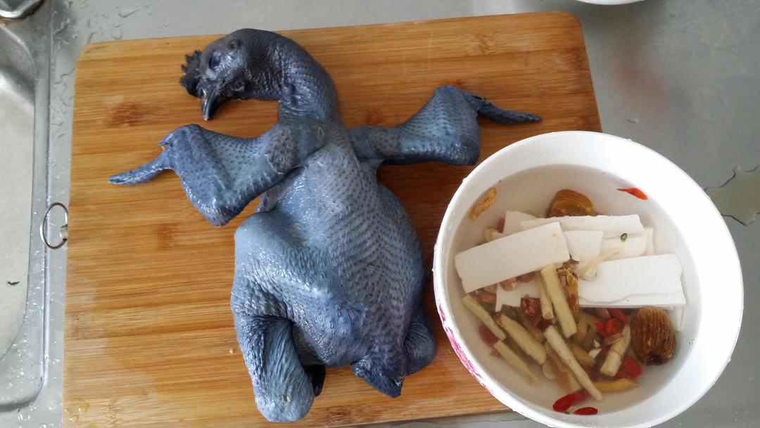 X参枸杞蜜枣淮山绿豆炖乌鸡