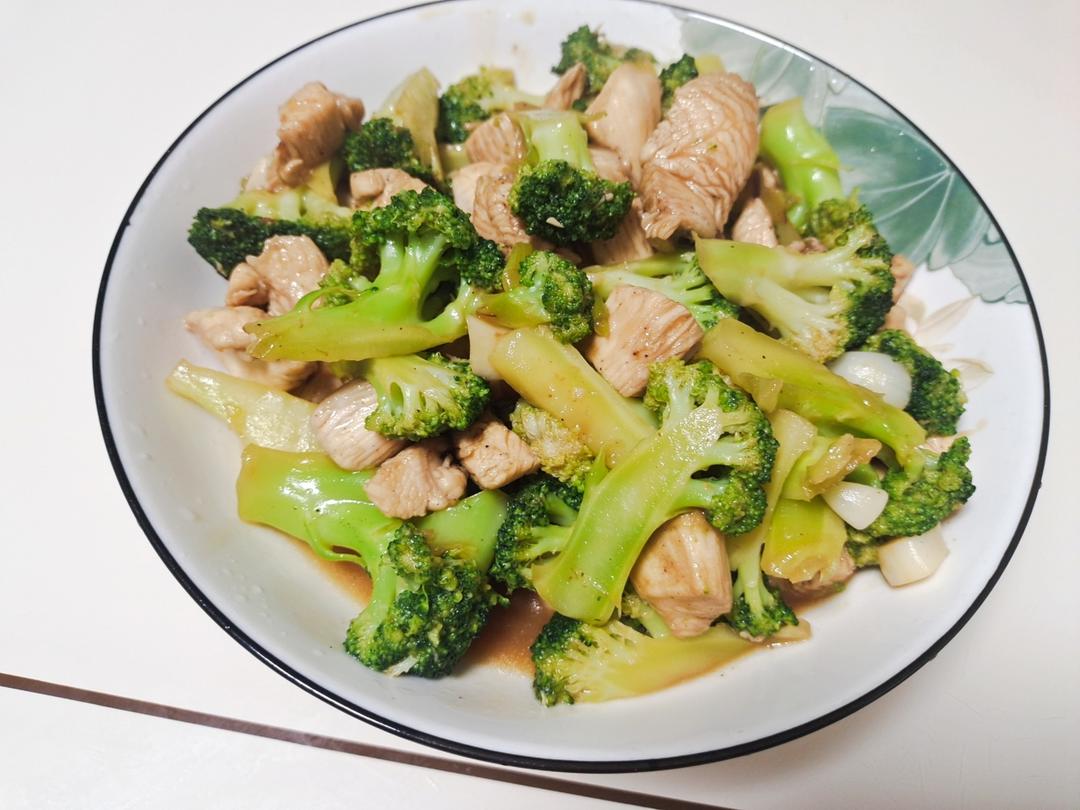 西蓝花炒鸡胸肉（最近爱上减脂餐）