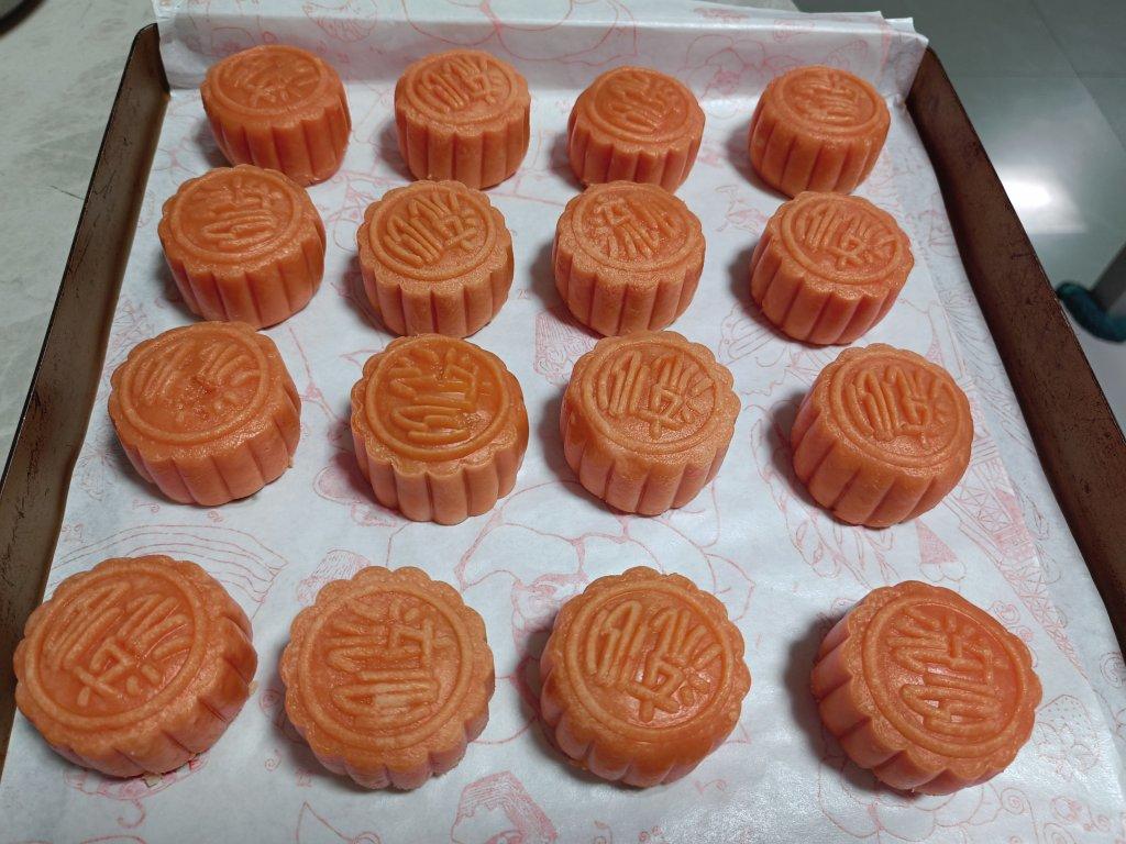 💃奶黄流心月饼——这是可以让你坐稳朋友圈厨霸位置的月饼🥮，没人点赞算我输👎