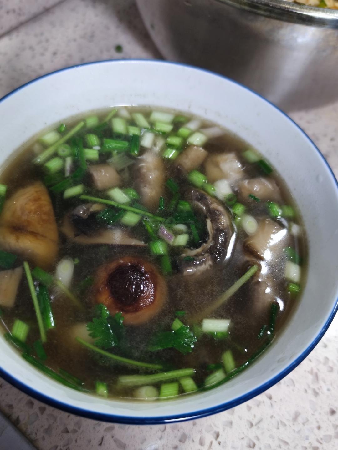 明明是素汤 却鲜得像鸡汤一样的「口蘑汤」