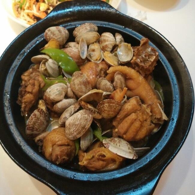 炖五十分钟左右最后加上蛤蜊一起炖,使每个蛤蜊都开口,加上尖椒焖半