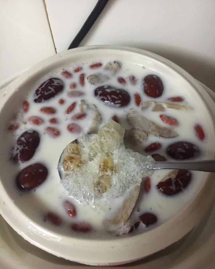 桃胶皂角米牛奶炖雪燕