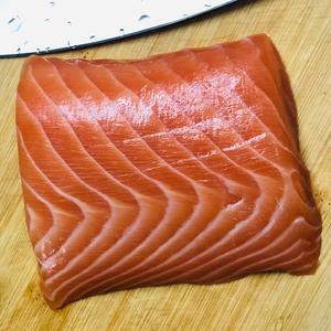 超简单的腌鲑鱼🍣的做法 步骤1