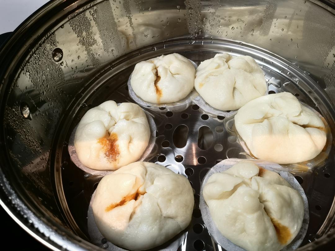 云朵般松软爆浆蜜汁叉烧包