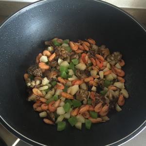袖珍菇、马蹄，小虾、莴笋炒的做法 步骤9