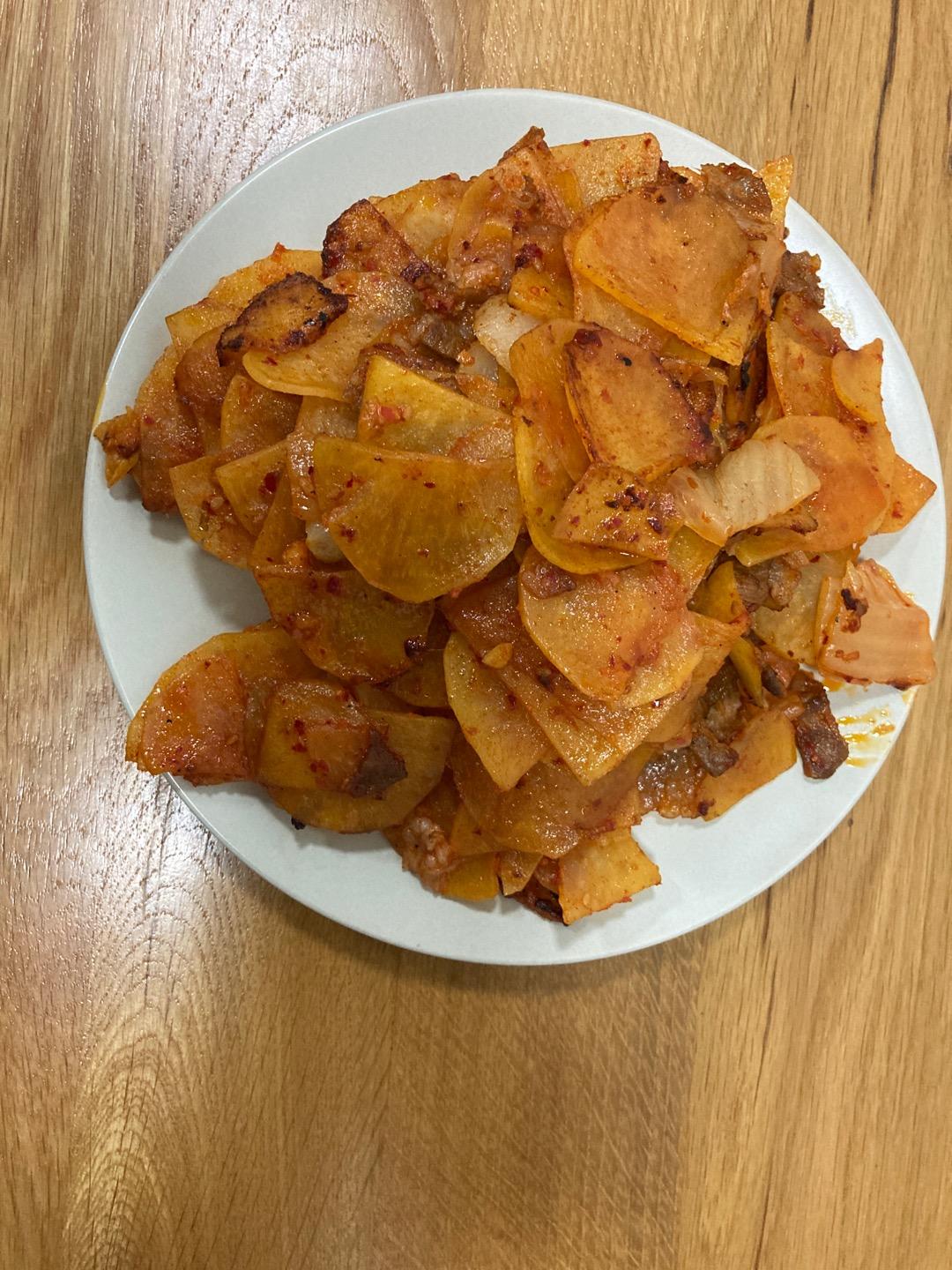 辣白菜炒土豆片