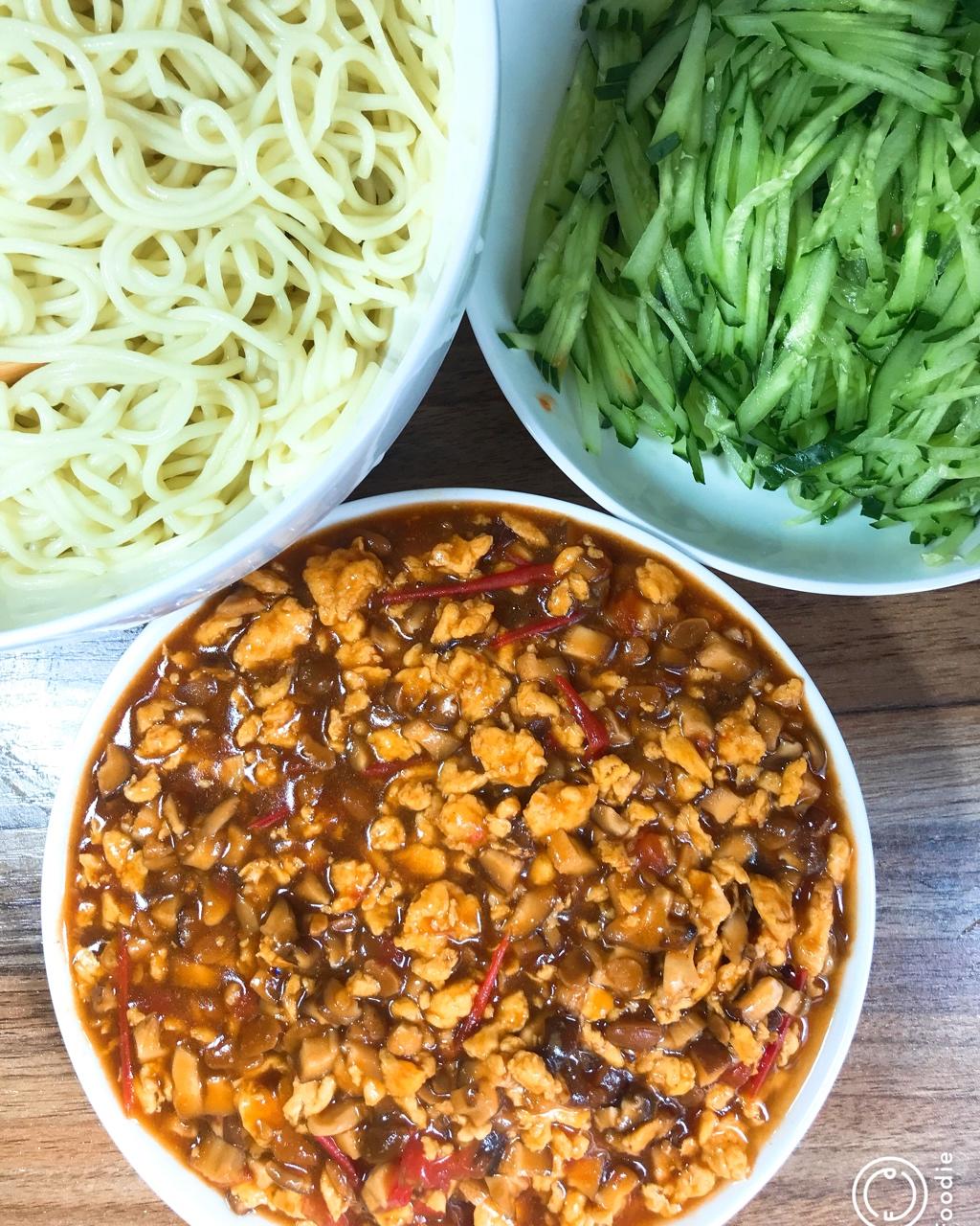 琳小硕做的香菇鸡蛋打卤面