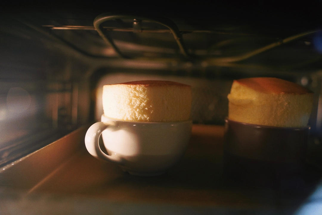 《云朵舒芙蕾》柔软、轻盈、细腻、绵密、一口下去犹如棉花糖，但又像漂浮的云朵配方