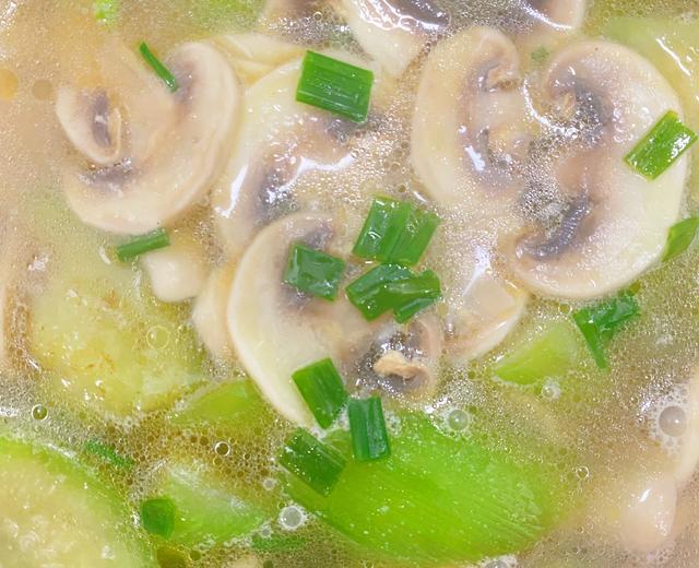 用一种调味料做丝瓜口蘑鲜汤