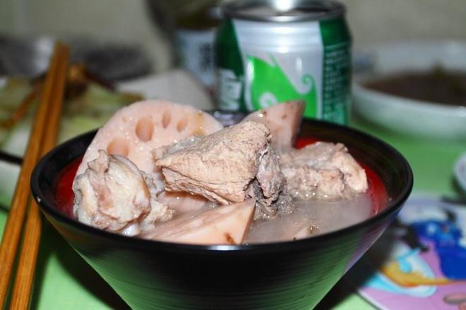 砂锅莲藕排骨汤的做法