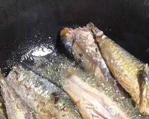 鱼刺都能吃的茄汁鲅鱼（秒杀鲅鱼罐头）的做法 步骤5