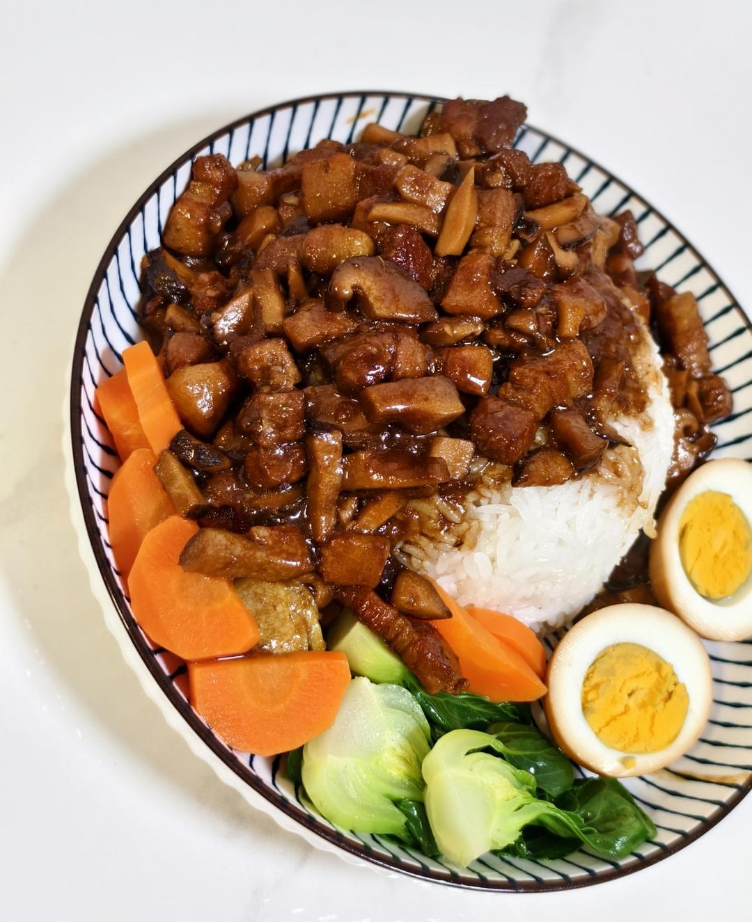 狂炫三大碗的卤肉饭