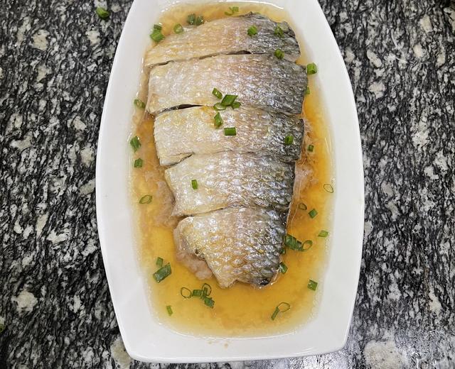 号称长江三鲜之一的鲥鱼如何做出让它鲜上加鲜呢，那就要跟肉来搭配肉末蒸鲥鱼
