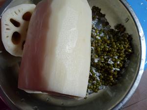 酿绿豆莲藕排骨汤的做法 步骤1