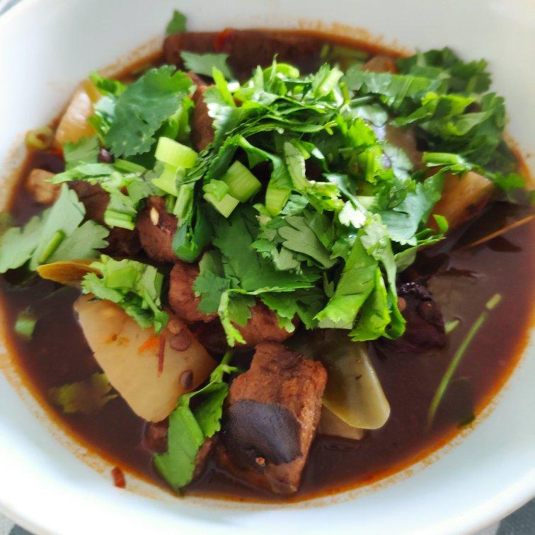 厨师长教你：“萝卜烧牛肉”的川味版做法，肉香四溢软烂入味