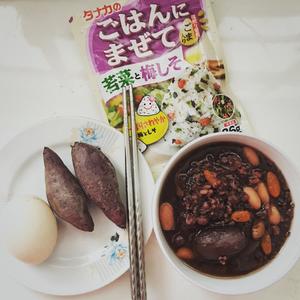 红枣花生红豆薏仁枸杞黑米粥的做法 步骤2