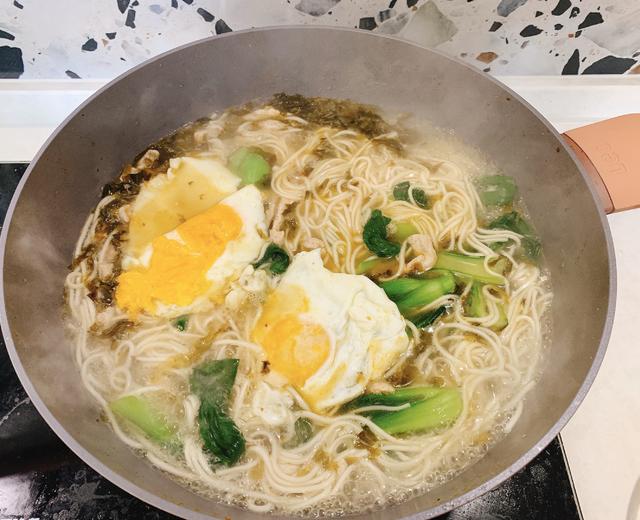 江南做法的雪菜青菜肉丝鸡蛋面，简易又好吃！的做法