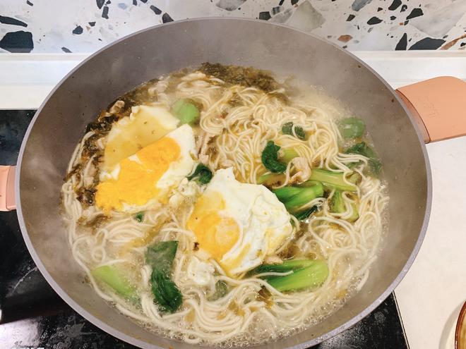 江南做法的雪菜青菜肉丝鸡蛋面，简易又好吃！的做法