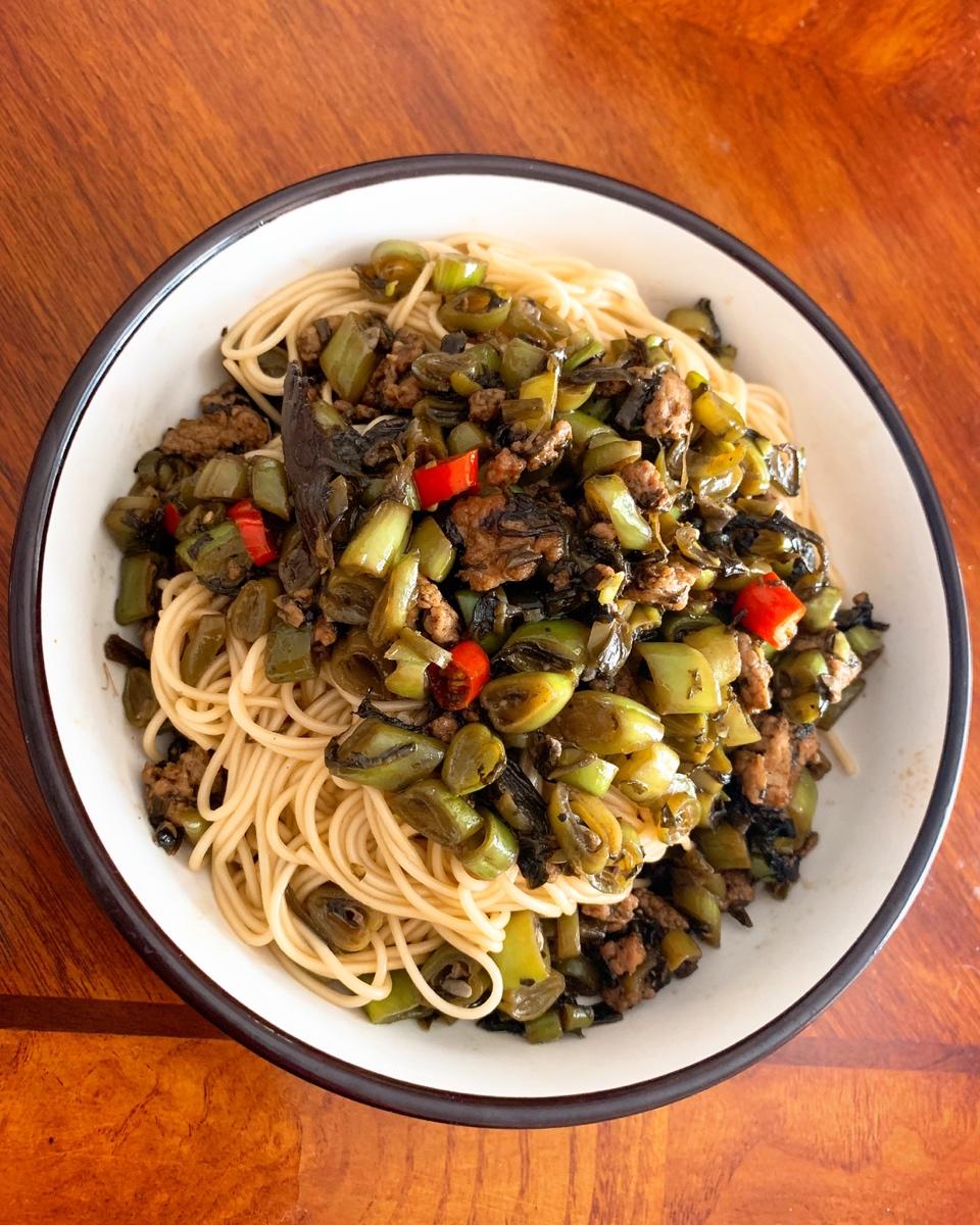 vic09做的【橄榄菜四季豆拌面】