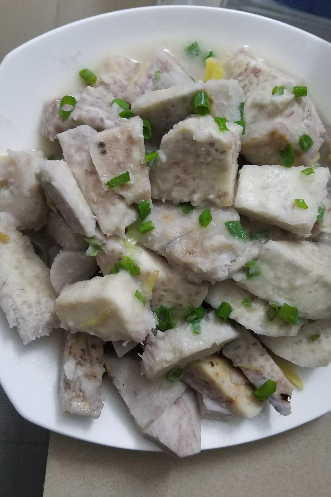 雀斑女少年做的水煮芋头