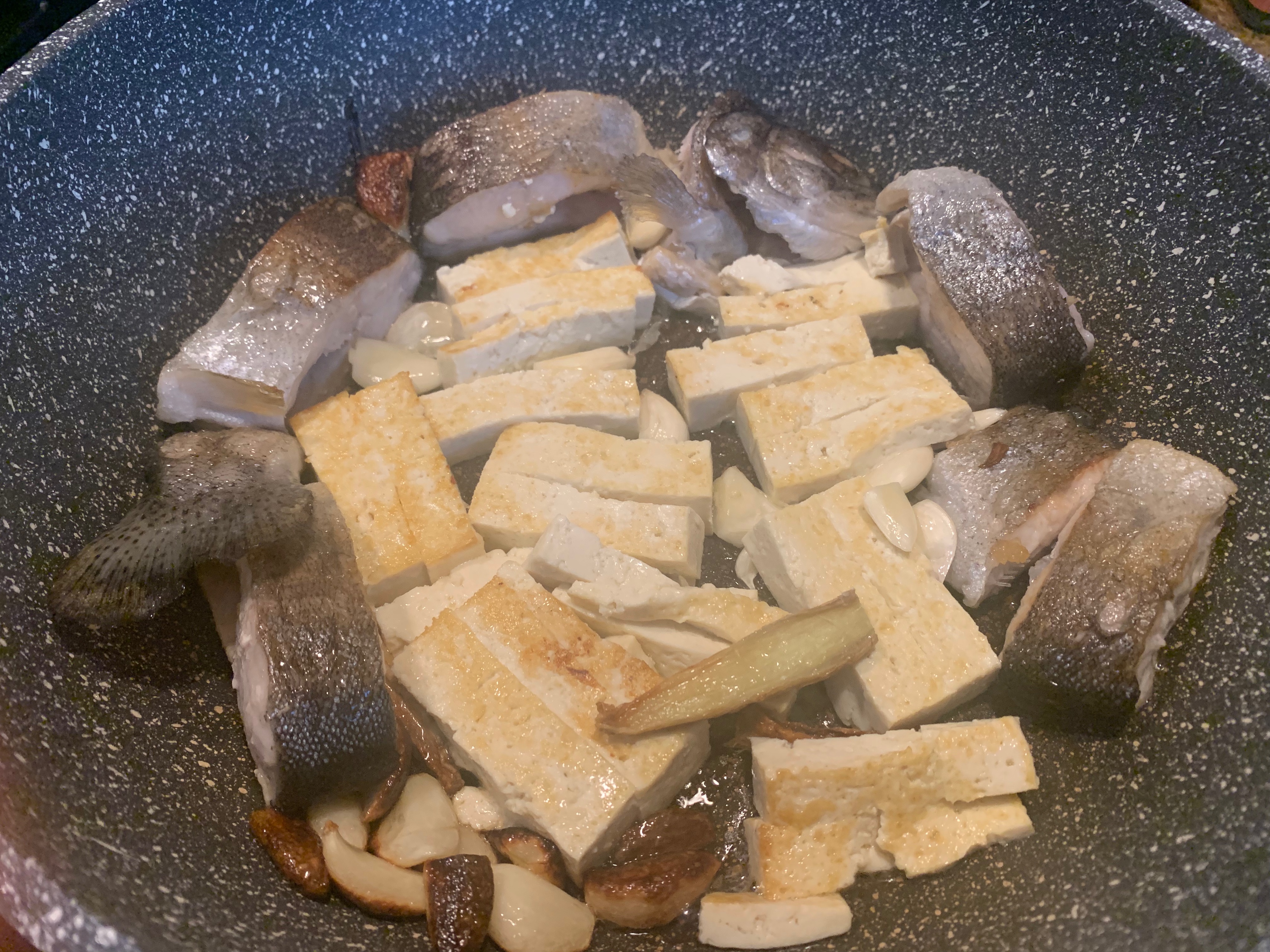 不放盐的豆腐炖粉条（有鱼在里面的那种😂）的做法 步骤6