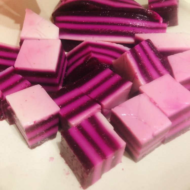 水果千层糕：可以替换成任意水果的水果千层糕，但我良心建议不要用红火龙果，很容易染色，哈哈哈哈的做法