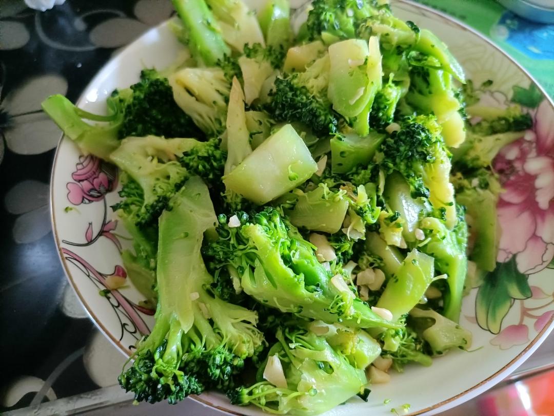 清炒西蓝花，口味清淡，营养价值高