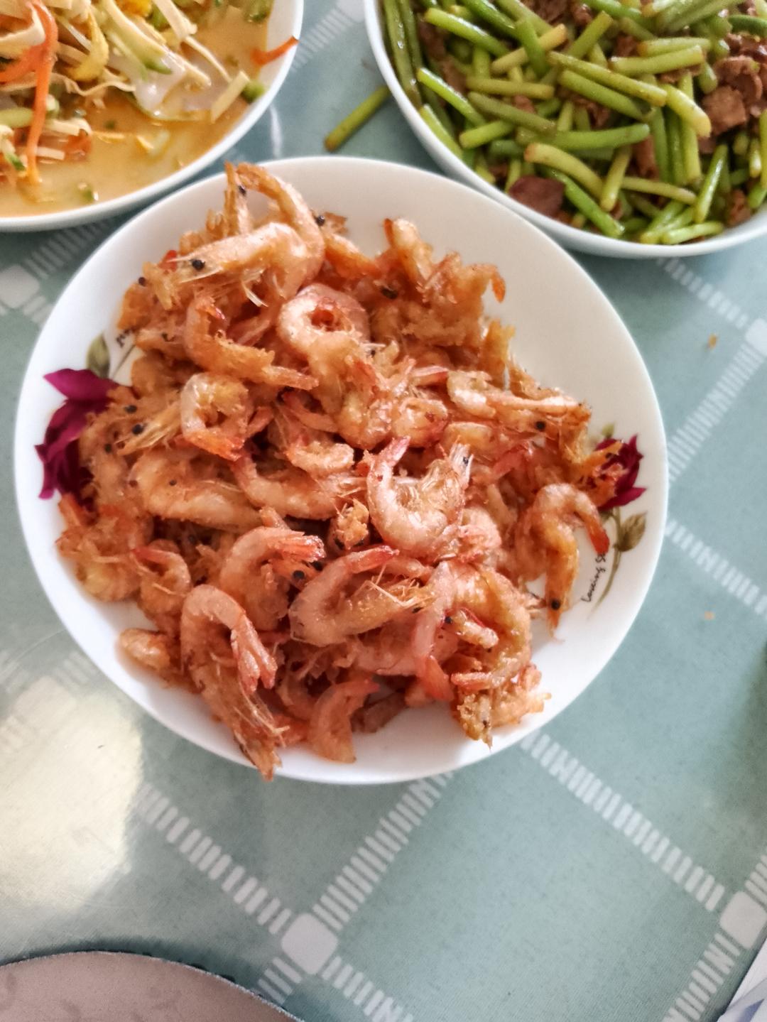 只需一个窍门、即可做出香酥可口脆的鲜炸小河虾、简单快捷、小朋友超爱