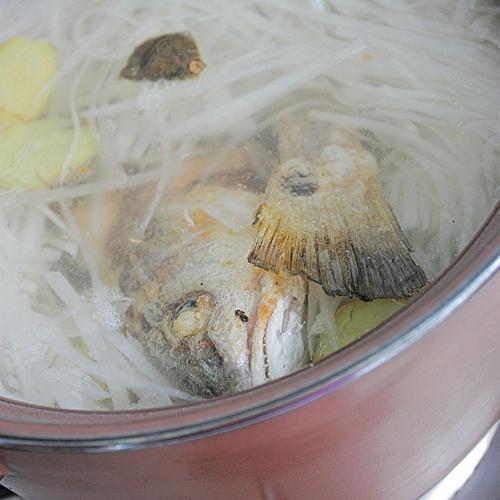 海鲈鱼萝卜丝汤的做法