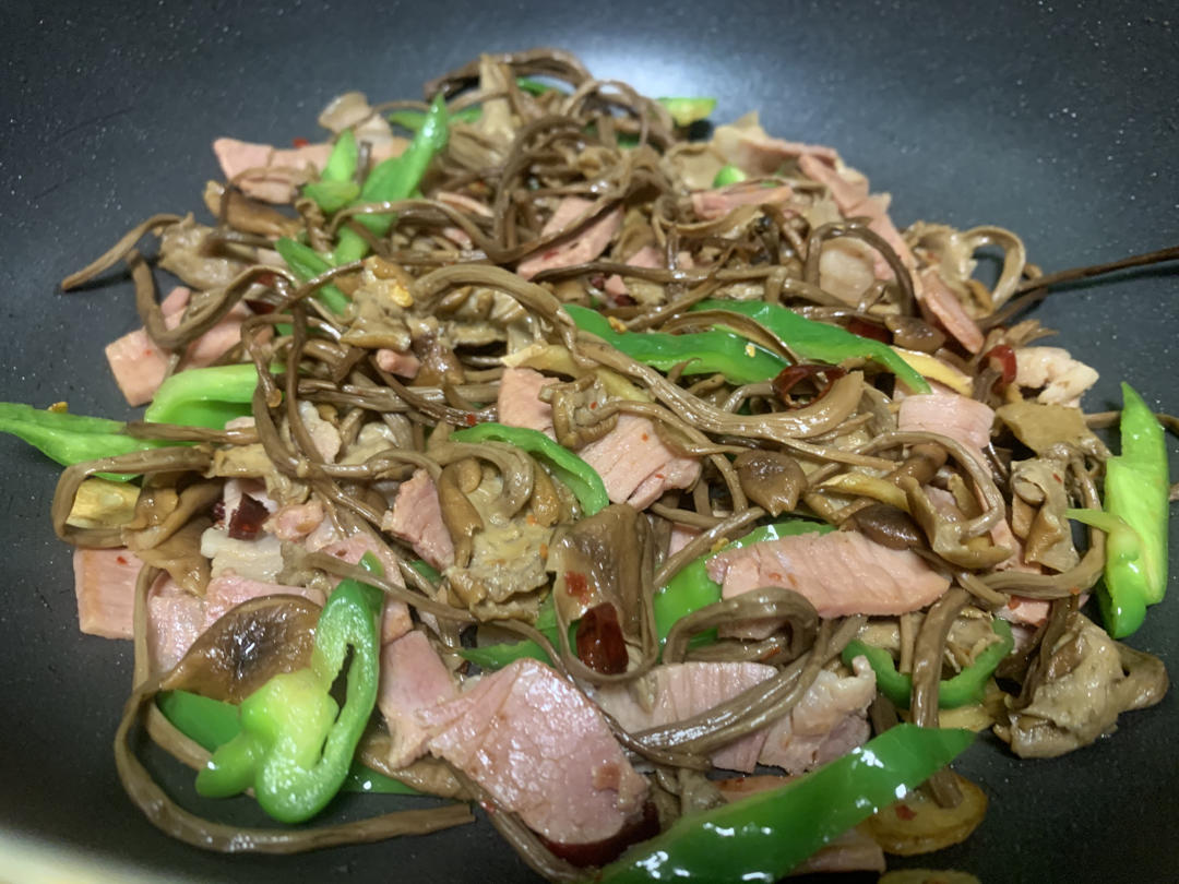 茶树菇炒腊肉
