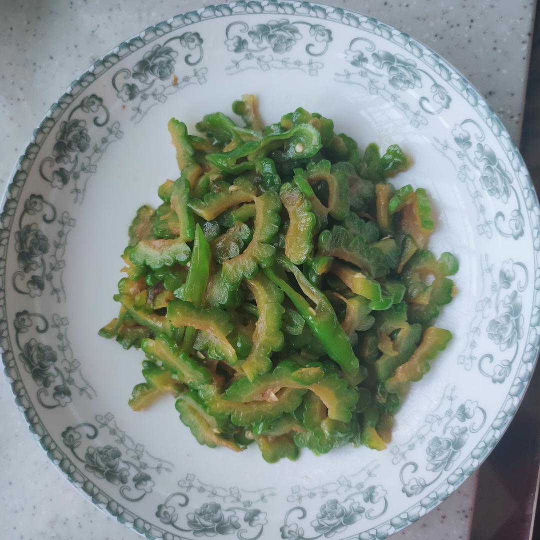 夏天最爱青椒炒苦瓜