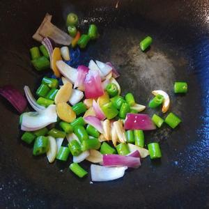 芽菜鸡腿炒土豆藕的做法 步骤6