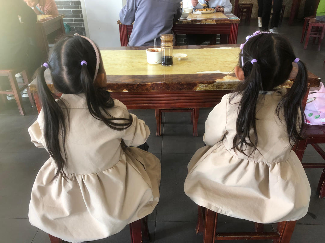为宝宝学做饭的麻麻