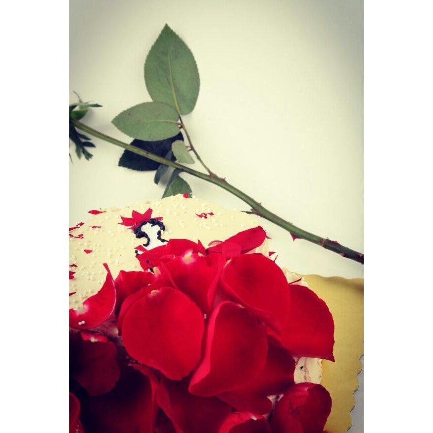 玫瑰花瓣生日蛋糕