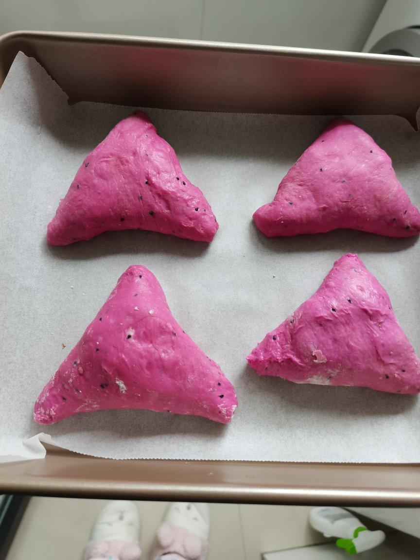 火龙果软欧包，粉嘟嘟～