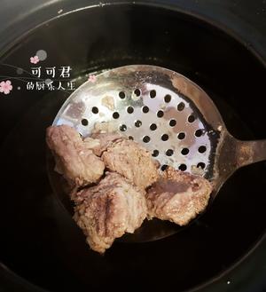 红油排骨煲火锅（微微微微辣😄）.【可可君厨乐时光5】的做法 步骤1