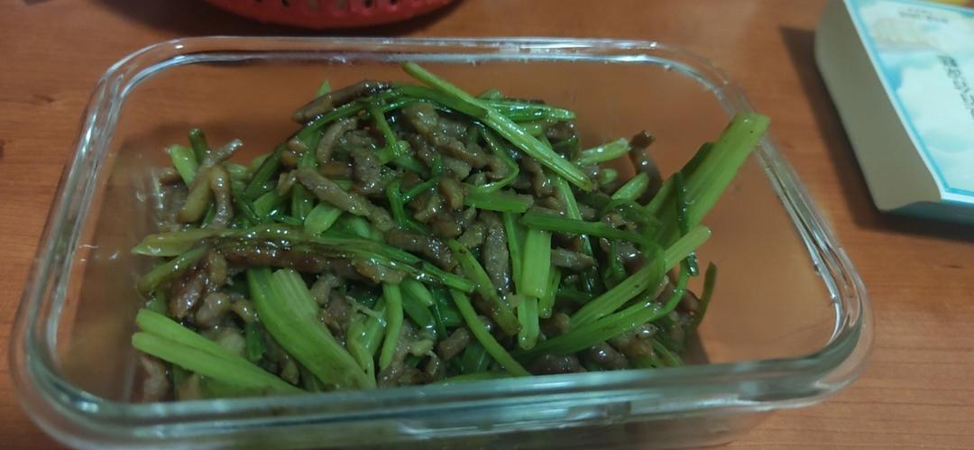 好吃到邻居敲门蹭饭的芹菜炒牛肉！
