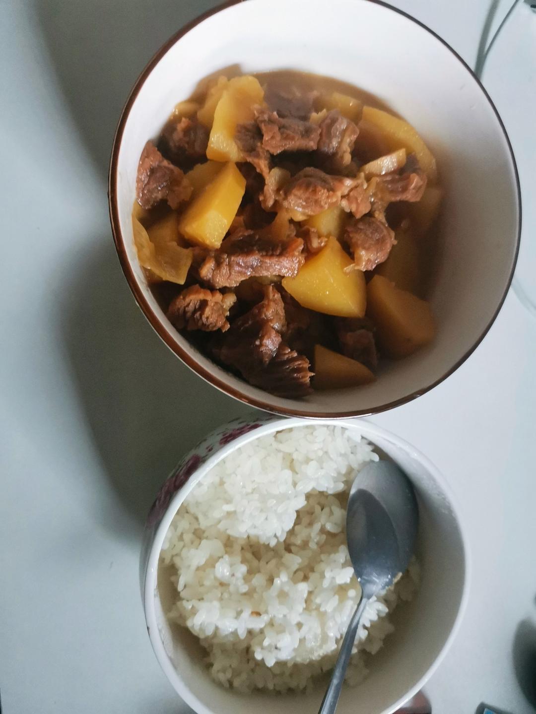 超级简单又下饭的电饭锅炖牛腩