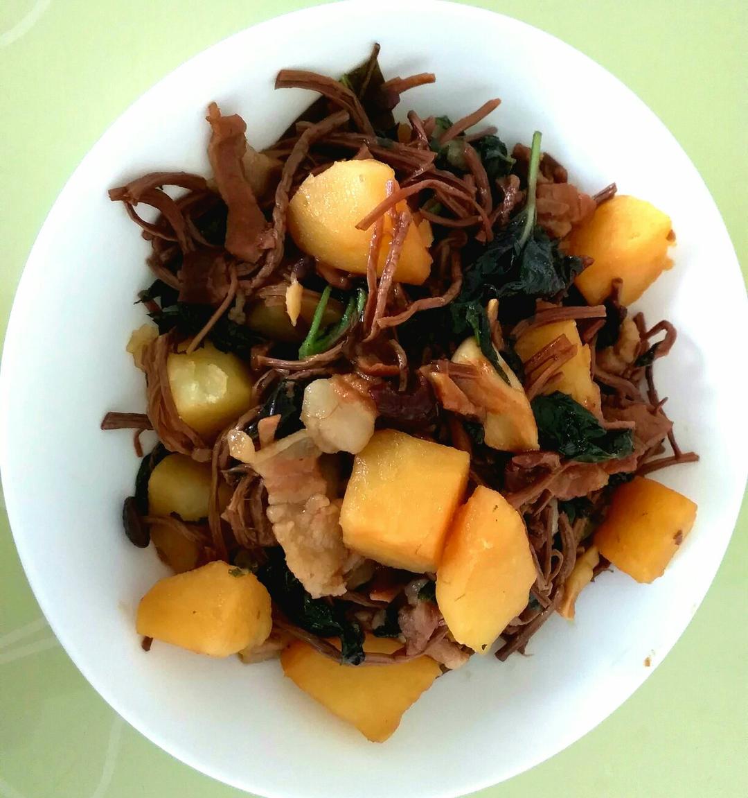 五花肉炖土豆茶树菇