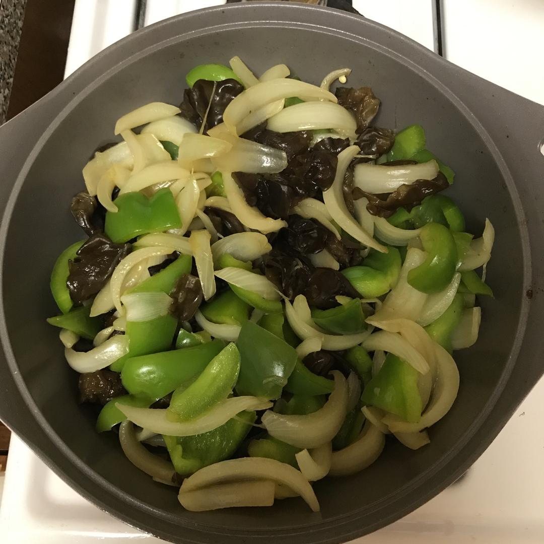 洋葱木耳炒青椒