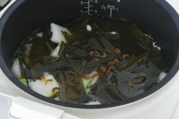 电饭煲做去湿汤，冬瓜海带汤，非常简单易操作。的做法 步骤3