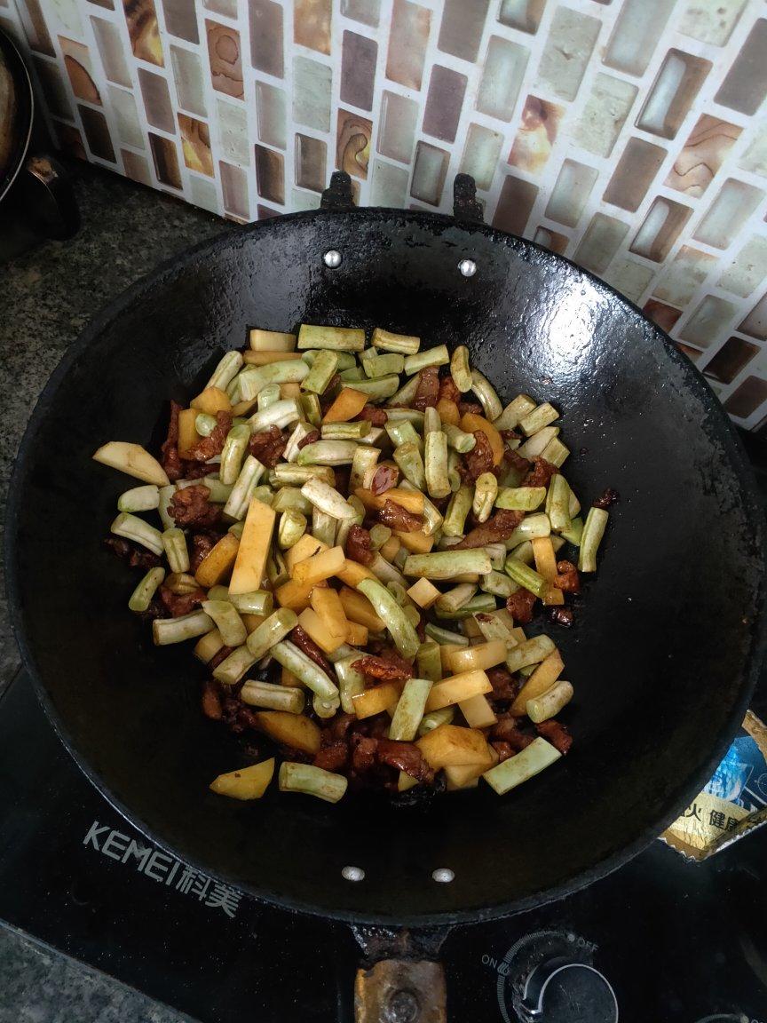 五花肉豆角土豆铁锅焖面