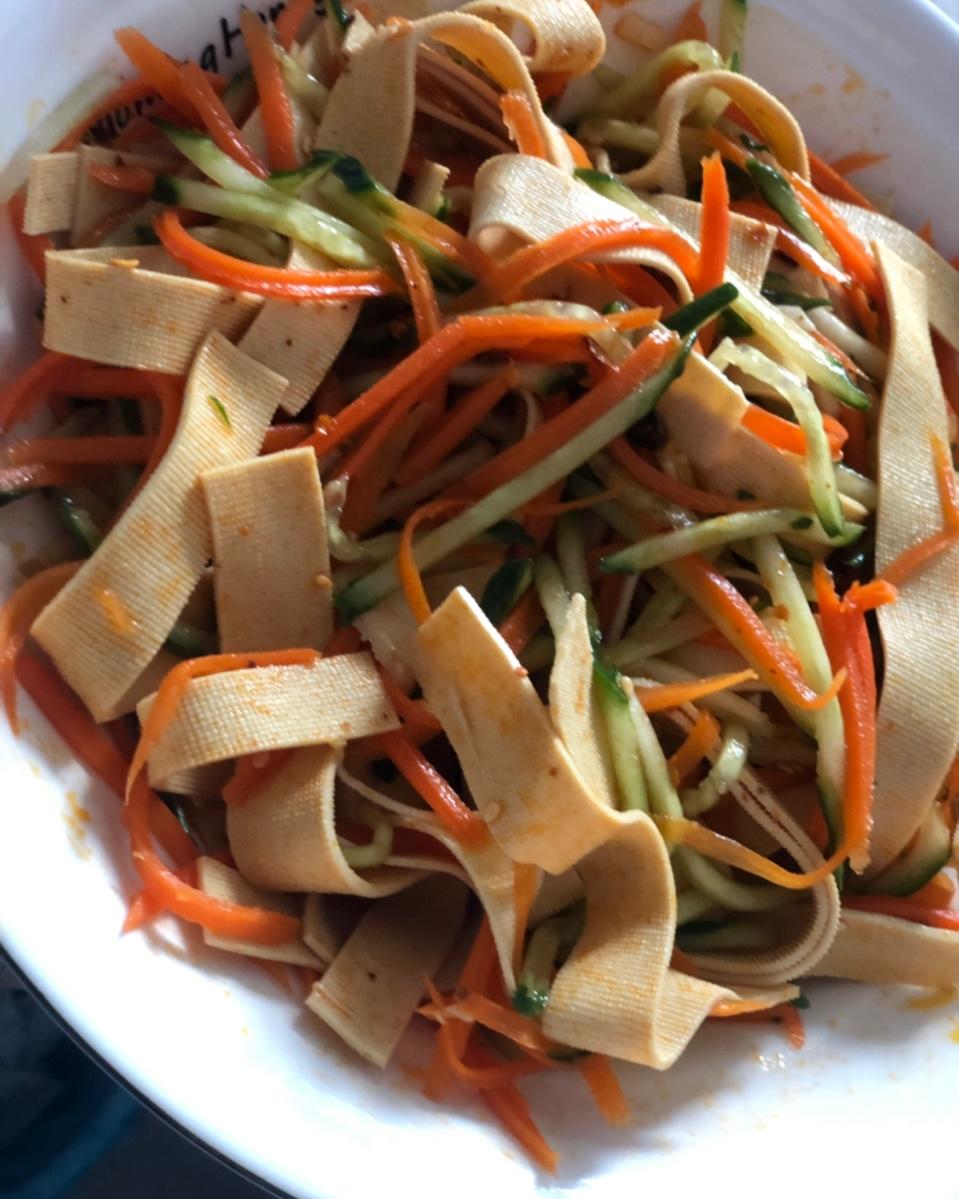 超快手的凉拌千张黄瓜胡萝卜丝