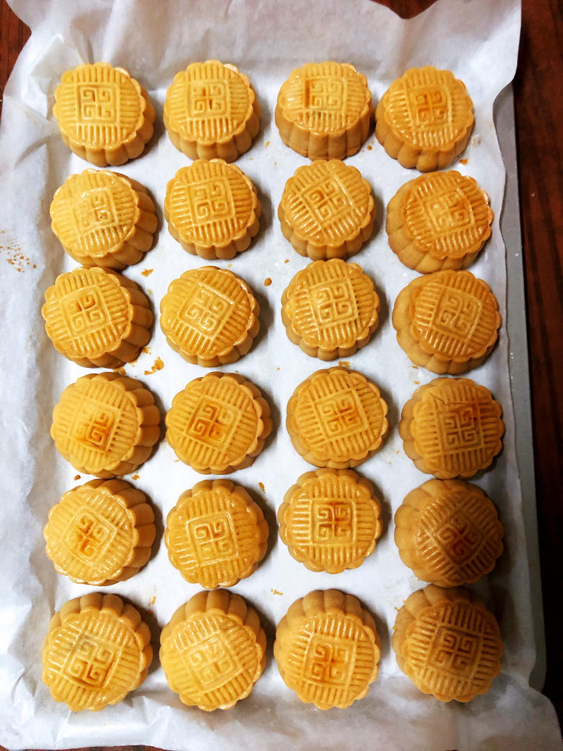 广式莲蓉（豆沙）蛋黄月饼（超详细步骤）