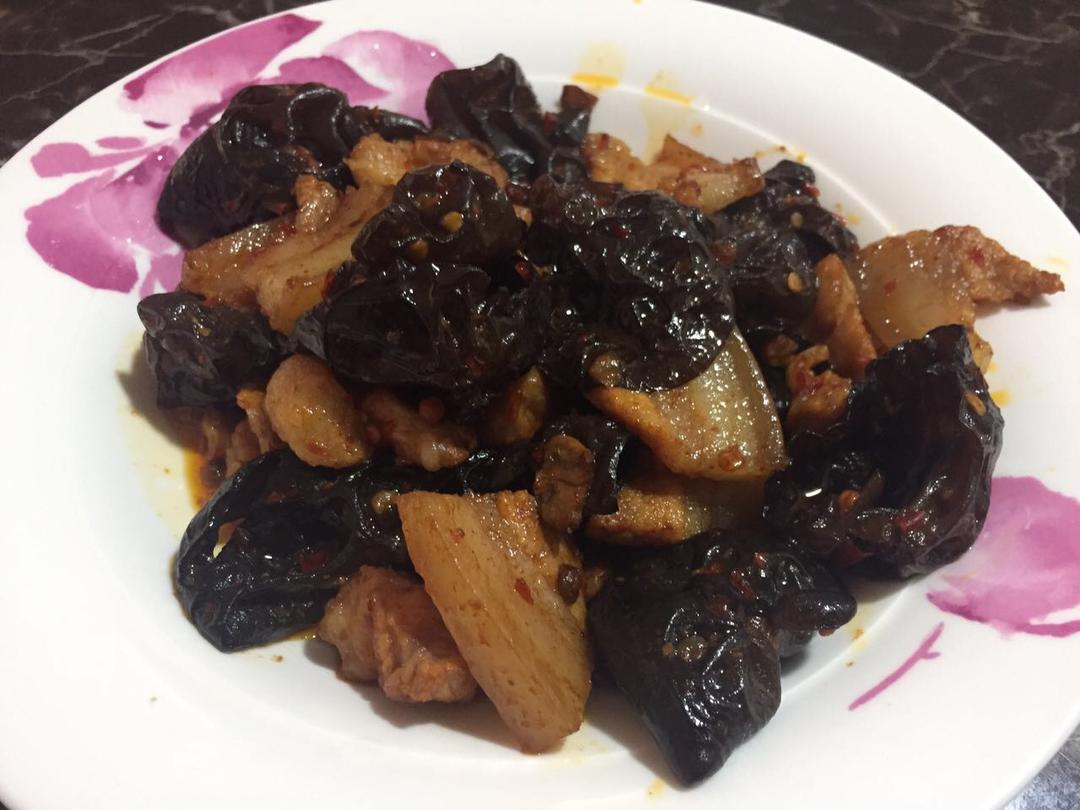 木耳炒肉的做法