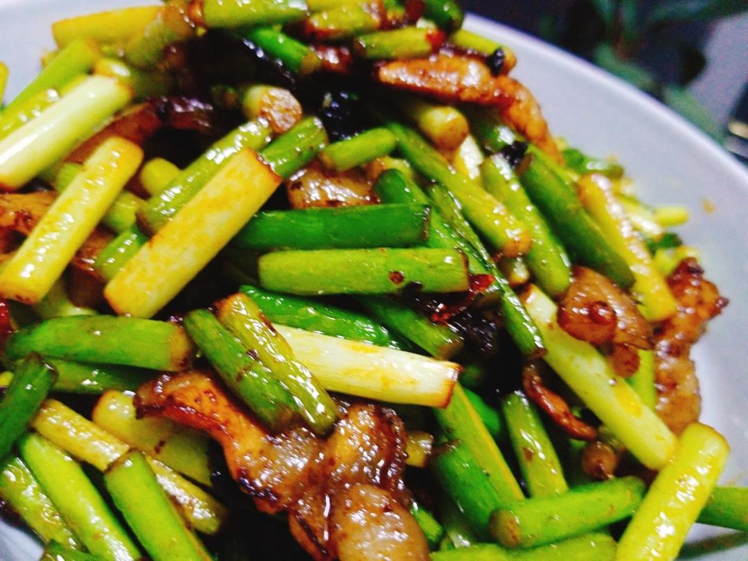 五花肉炒蒜苔