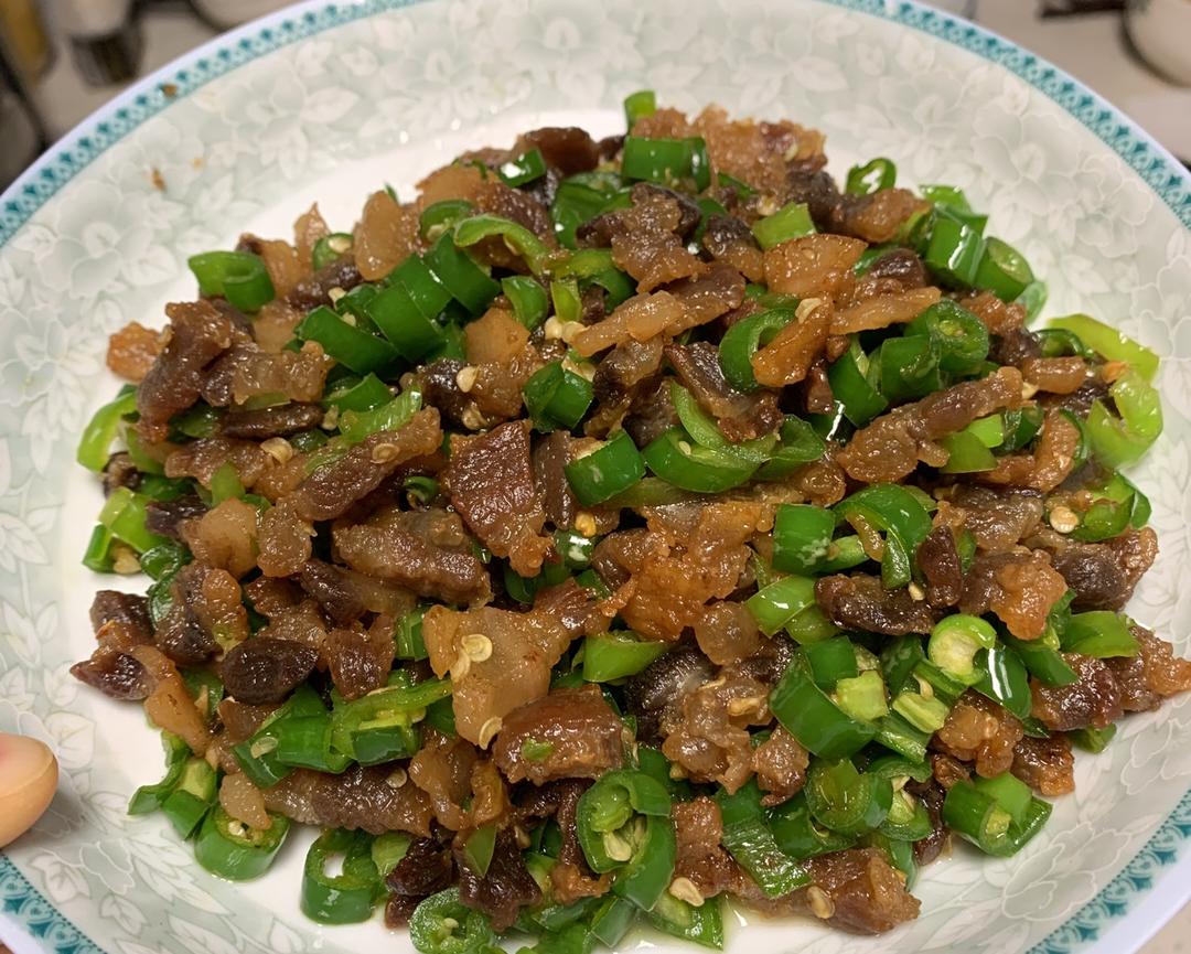 好吃😋下饭菜！下饭菜🥰“青椒炒油渣”的做法