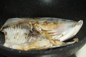汤可以下饭的红烧鱼头的做法 步骤4