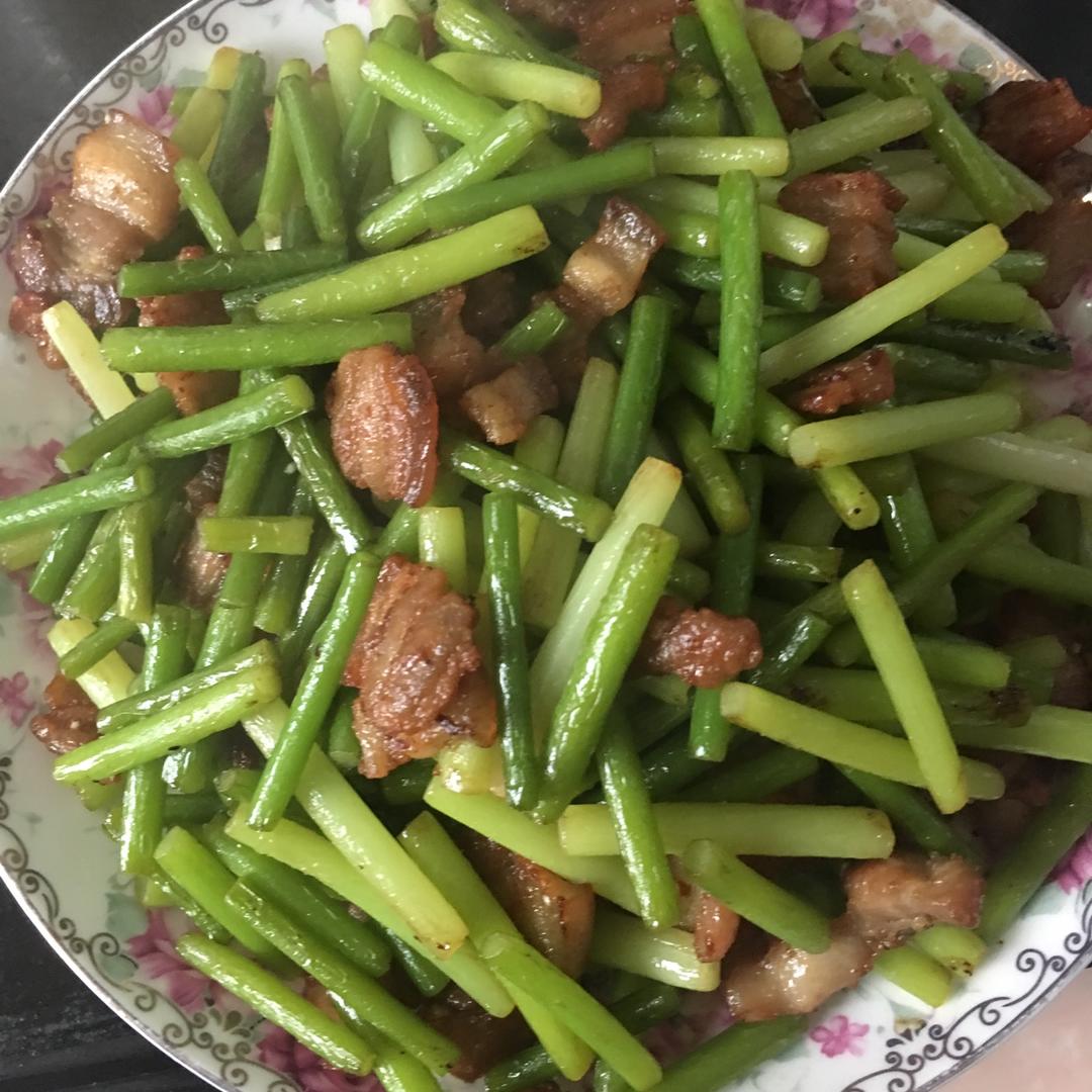 嘎嘣脆的五花肉炒蒜苔的做法